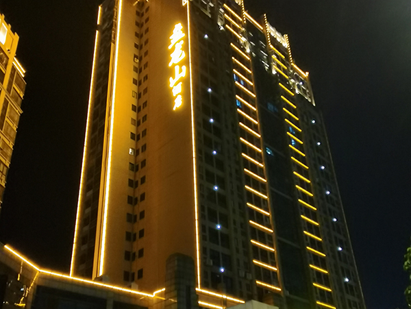 宇泉投光燈：光芒匯聚，萬千華彩